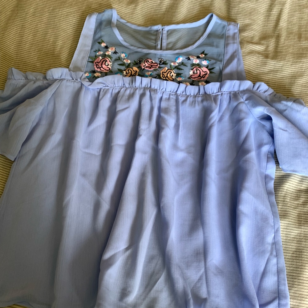 Adorable embroidered cold shoulder top Women’s Small but fits a medium as well.